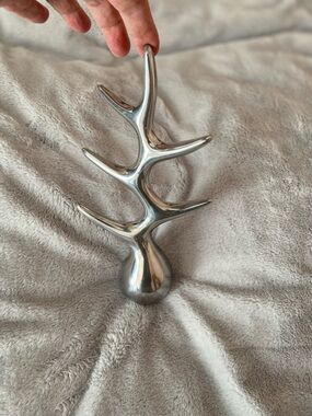 Menu:designed by Louise Christ silver tone jewelry tree